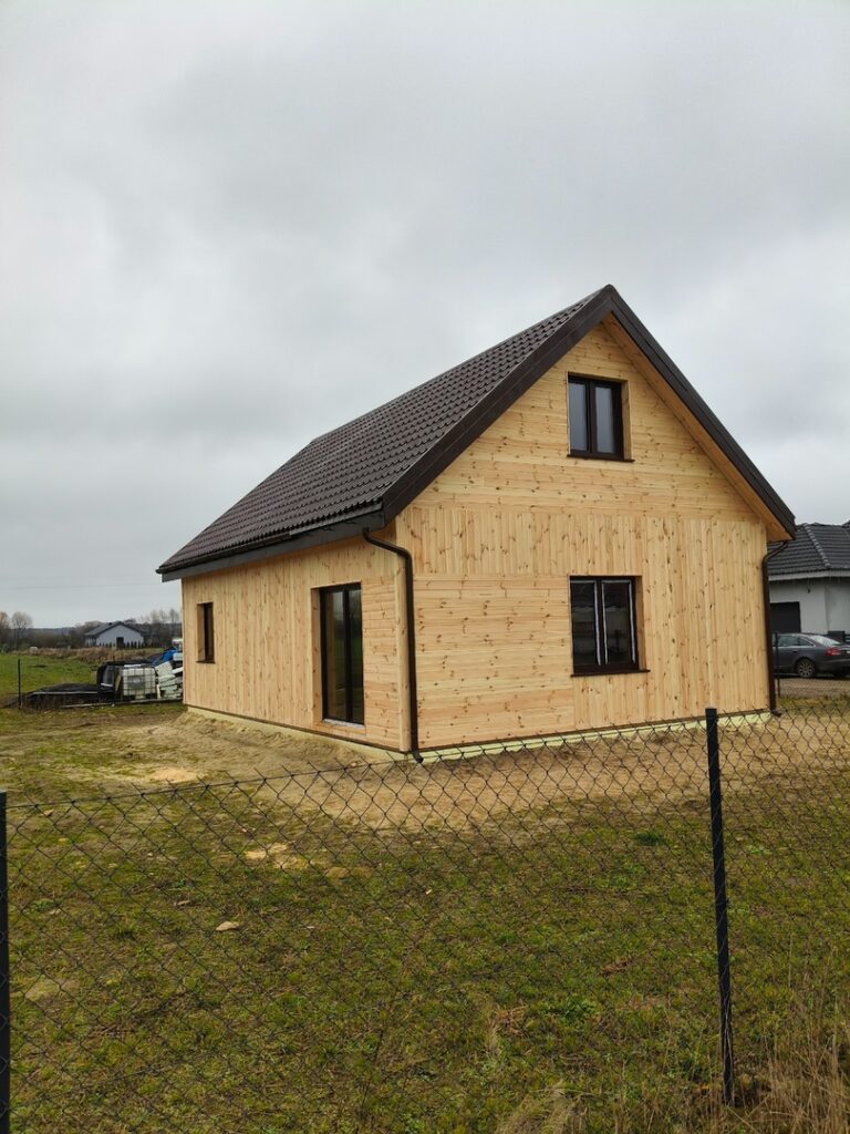 Dom prefabrykowany z drewnianą elewacją — realizacja Poznań